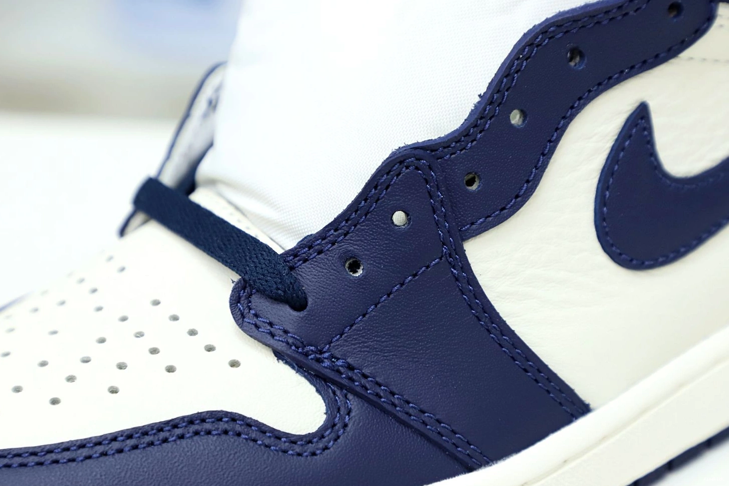 RETRO OG 'OBSIDIAN' AIR 1 HIGH JORDAN 1227